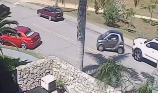 Попытка женщины припарковаться