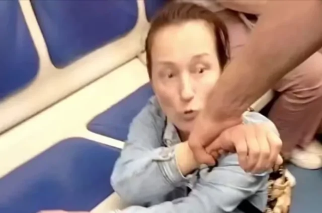 Женщина с ножом напала на девушку в петербургском метро