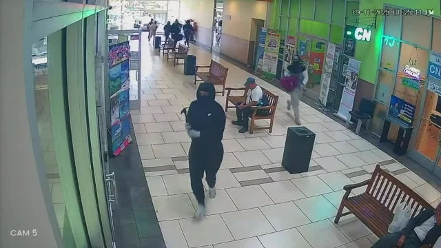 Владелец ювелирного магазина не дал ограбить свой магазин, разогнав грабителей с помощью огнестрельного оружия