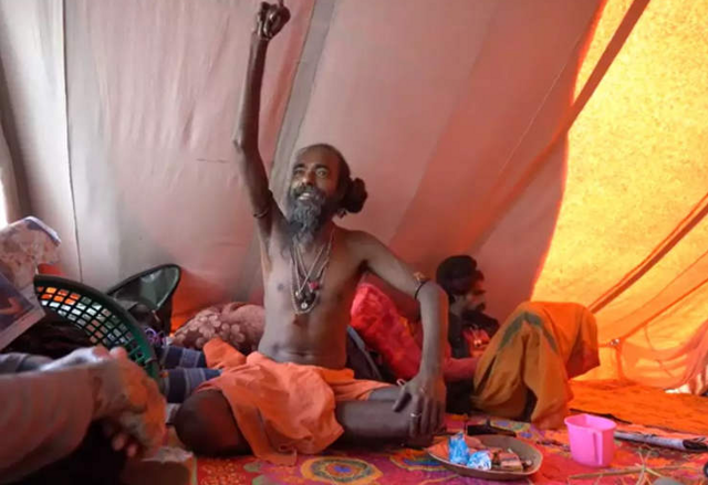 Индийцы до атрофии держат руку над головой