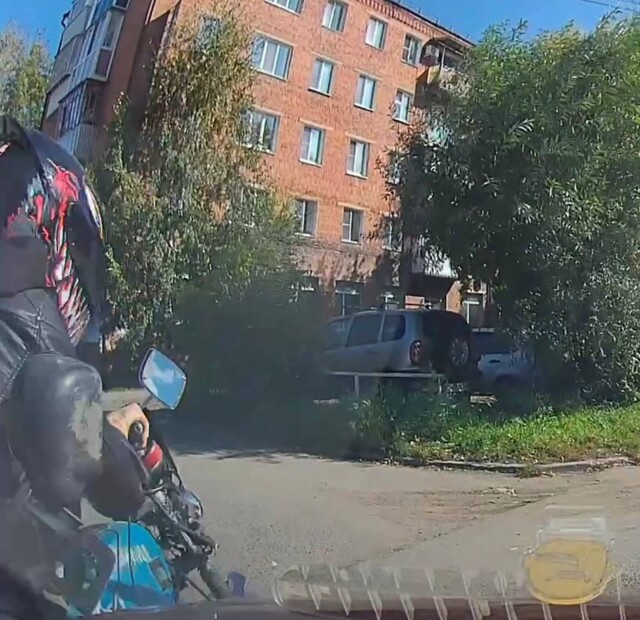 Врезался в дерево и уехал... ДТП с мопедом в Омске