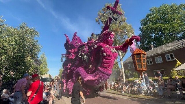 В Нидерландах прошёл крупнейший в мире парад цветов