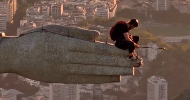 Экстремал прыгнул со статуи Христа-Искупителя