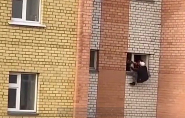 Полицейские спасли мужчину, который хотел спрыгнуть из окна многоэтажки