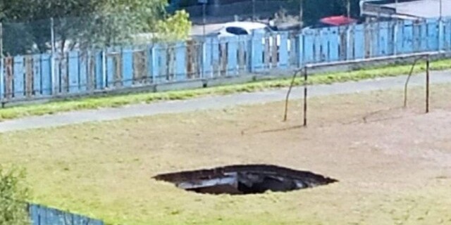 Часть футбольного стадиона провалилась на подземную парковку