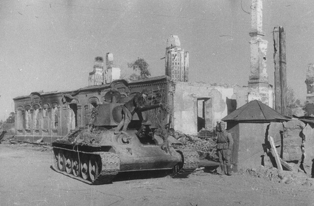 Немцы собирались держать круговую оборону, но бежали из Ельни прямо с концерта в 1943⁠⁠