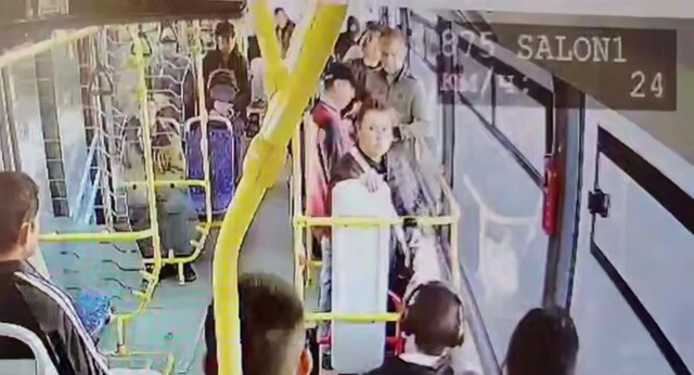 Пьяный пассажир выбил зуб кондуктору