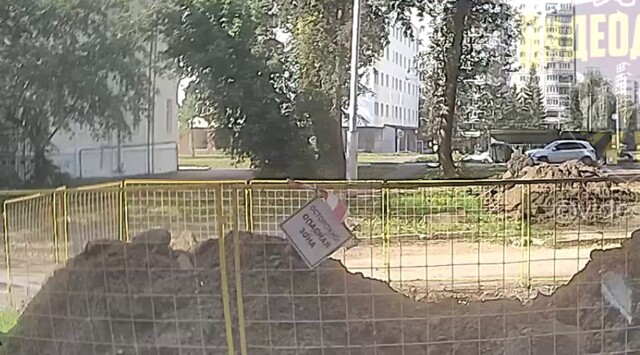 Момент падения уфимца в яму около подъезда попал на видео