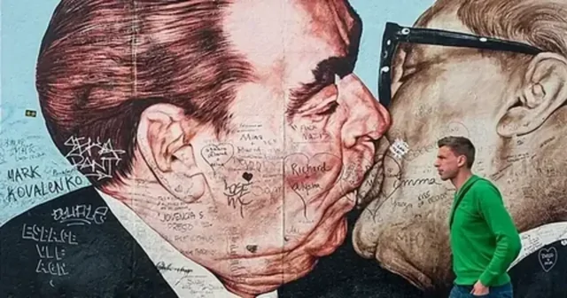 "Это не пошлость, а традиция": в РПЦ и Госдуме не видят ничего странного в однополых поцелуях