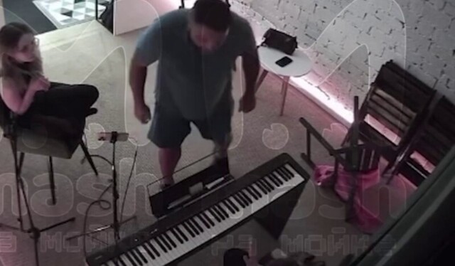 Мужчина сорвал урок по вокалу
