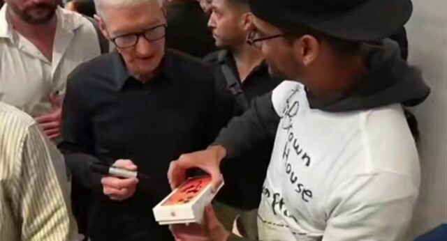 Парень выронил новый iPhone перед главой Apple
