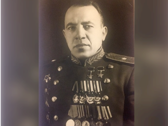 Он умышленно загнал танковую бригаду в котел, и в итоге прорвал мощную оборону. Генерал, который был в строю до 88 лет