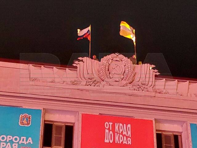 На концерте в Ставрополе сотрудник спецслужб танцевал на крыше здания правительства