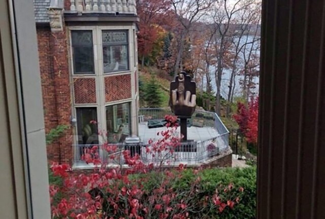 Мужчина придумал, как каждый день напоминать бывшей жене о себе