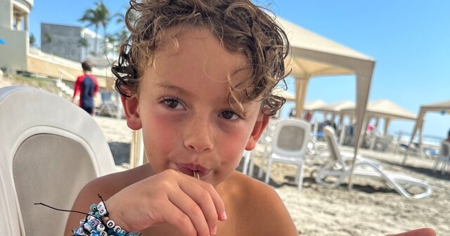 Шокирующий момент: врач извлекает живого краба из уха мальчика