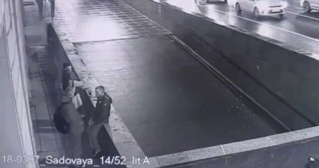 Мужчину столкнули с парапета в подземный переход в Санкт-Петербурге