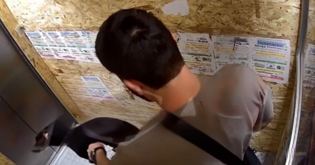 Мужчина избил щенка в лифте