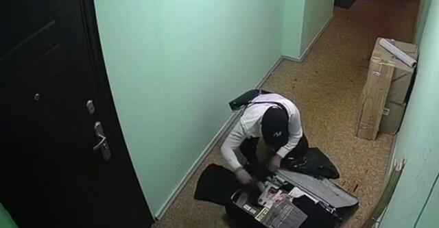 Мужчина похитил вещи из чужого чемодана