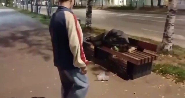 Подросток ударил бездомного ради забавы