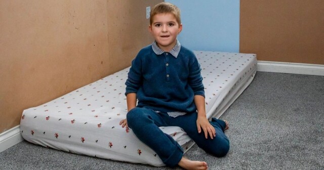 6-летний мальчик грызёт стены и провода из-за редкого заболевания