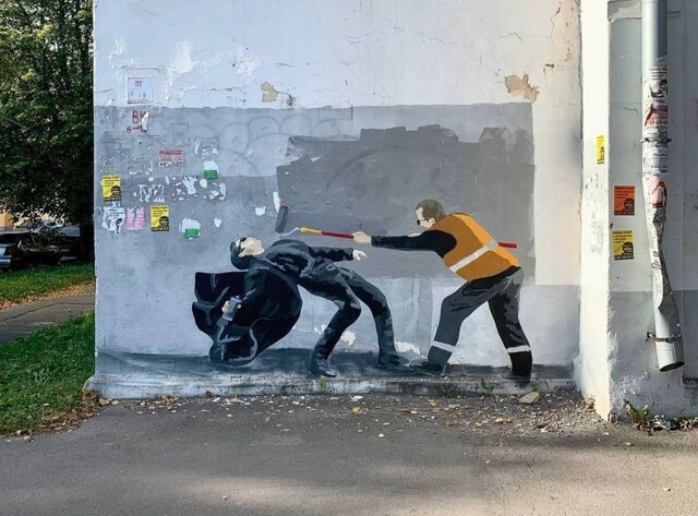 Известный уличный художник украсил улицу Владимира героем фильма "Матрица"