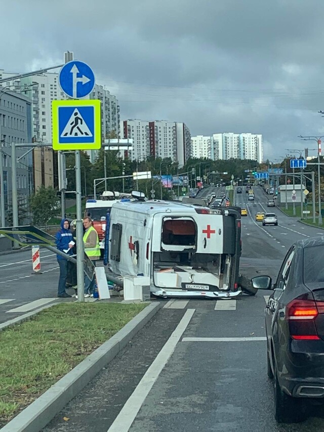 Момент столкновения скорой с “Вольво» на юго-западе Москвы