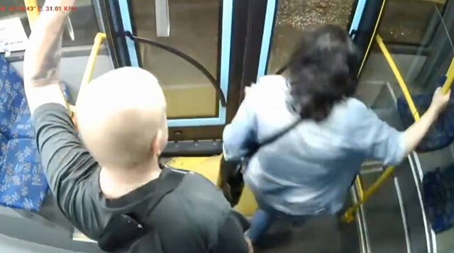 Женщина разбила стекло двери в автобусе