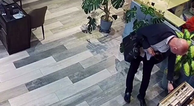 Мужчина украл оправу для очков из салона оптики