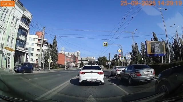 ДТП в Омске, Самокатчик зацепил зеркало "Крузока"