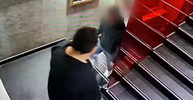 Посетитель бара толкнул мужчину с лестницы