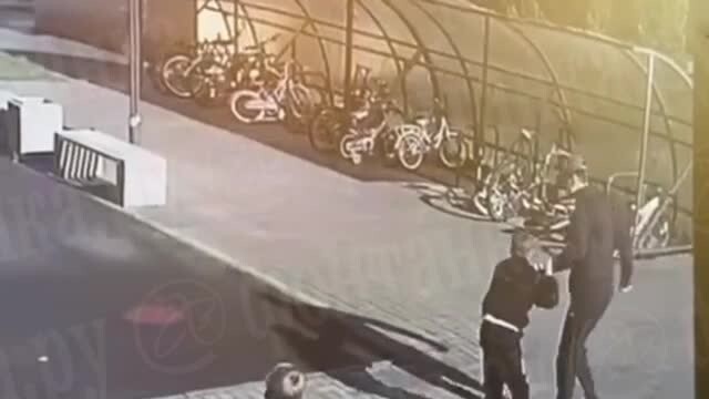 В Петербурге мужчина напал на школьника за игру в мяч на детской площадке
