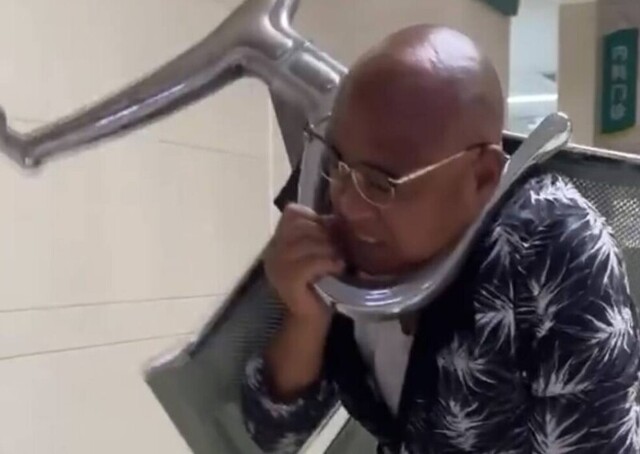 Мужчина застрял головой в перилах лавочки