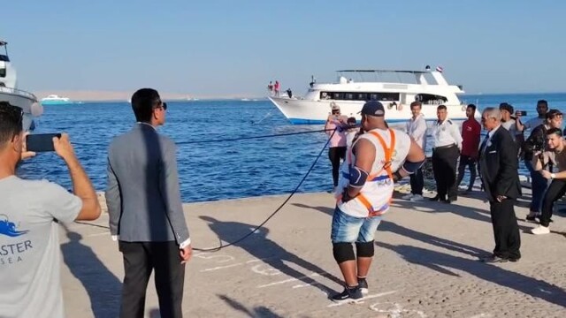 Египтянин установил мировой рекорд, сдвинув зубами 700-тонный корабль