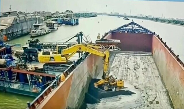 Экскаваторщик и бульдозерист не поделили кучу гравия на барже