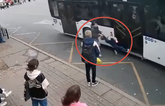 Водитель автобуса зажал ребёнка дверьми и протащил по асфальту