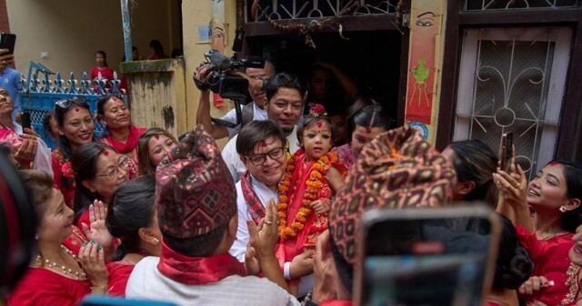 В Непале двухлетнюю девочку провозгласили новой живой богиней