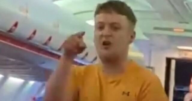 Пьяный пассажир позвал стюардессу замуж, а после отказа устроил скандал на борту