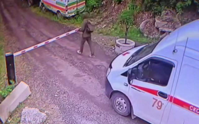 В Подмосковье парень сломал шлагбаум, чтобы скорая могла проехать на место вызова