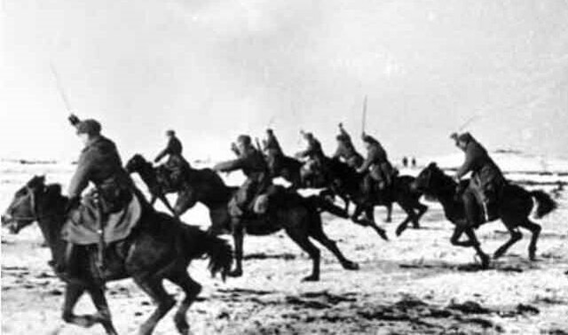 Кавалеристы лихой атакой, стреляя на скаку, отбили пушки фашистов⁠⁠