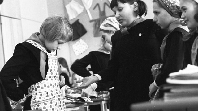 Уроки труда в советской школе. Девочки