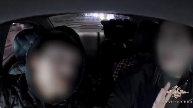 В Москве пассажир такси с угрозами выгнал водителя из машины и угнал её