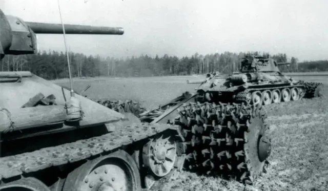 Немцы недоумевали. Т-34, подрываясь на минных полях, шли вперед, не неся потерь. Прорыв на Днепре