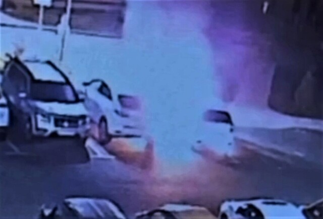 Зажигательный вечер: в Приморском крае двое мужчин подожгли машины во дворе жилого дома