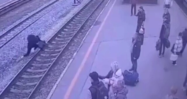 В Тюмени торопыга упал под локомотив и выжил