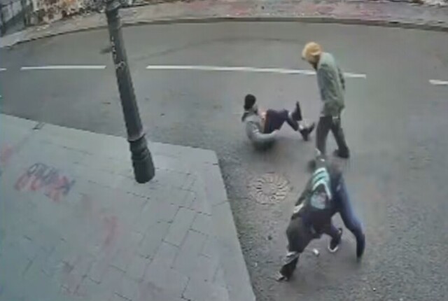 Мужчина напал с ножом на двух прохожих в центре Москвы