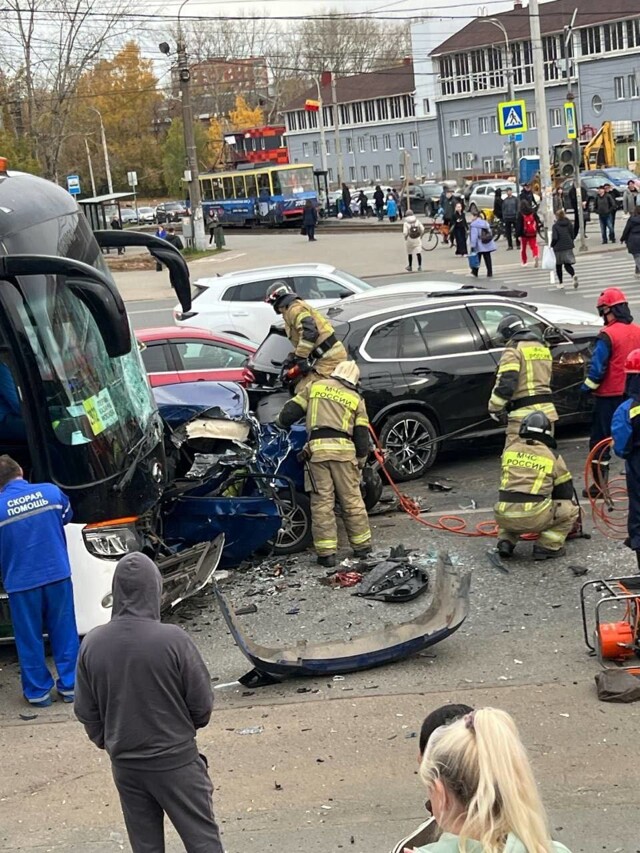 ДТП автобуса и легковушки в Ижевске