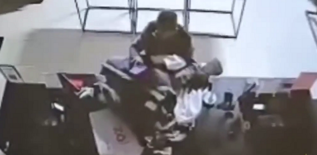 В Иркутске вор проник в торговый центр после закрытия и украл одежду на 160 тысяч рублей