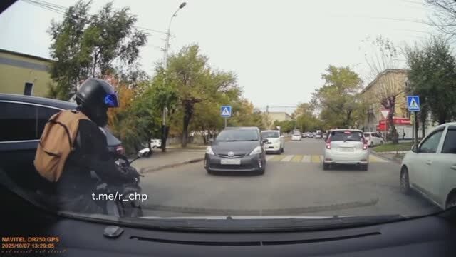 Спор мотоциклиста и автолюбителя в Хабаровске "В смысле парковка? Я тебе зеркало сломаю, олень!"