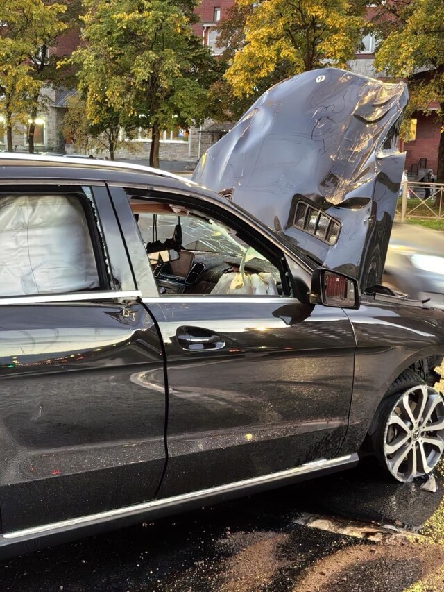 Авария в Санкт-Петербурге, автомобиль улетел после ДТП в столб