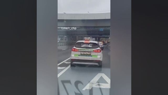 Таксист не пропустил карету скорой помощи которая везла беременную женщину в Москве